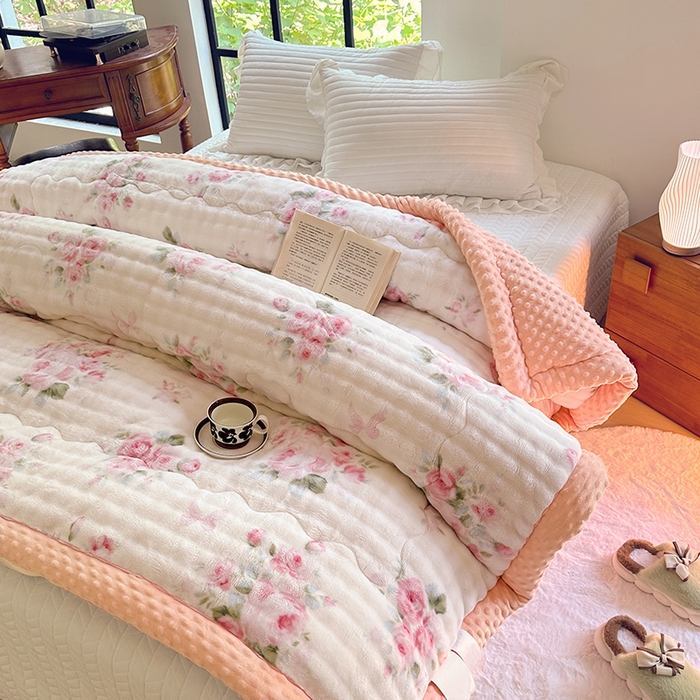 91家纺网 家纺一手货源 找家纺 优迈 2024新款兔兔绒豆豆被冬被子被芯 花若盛开