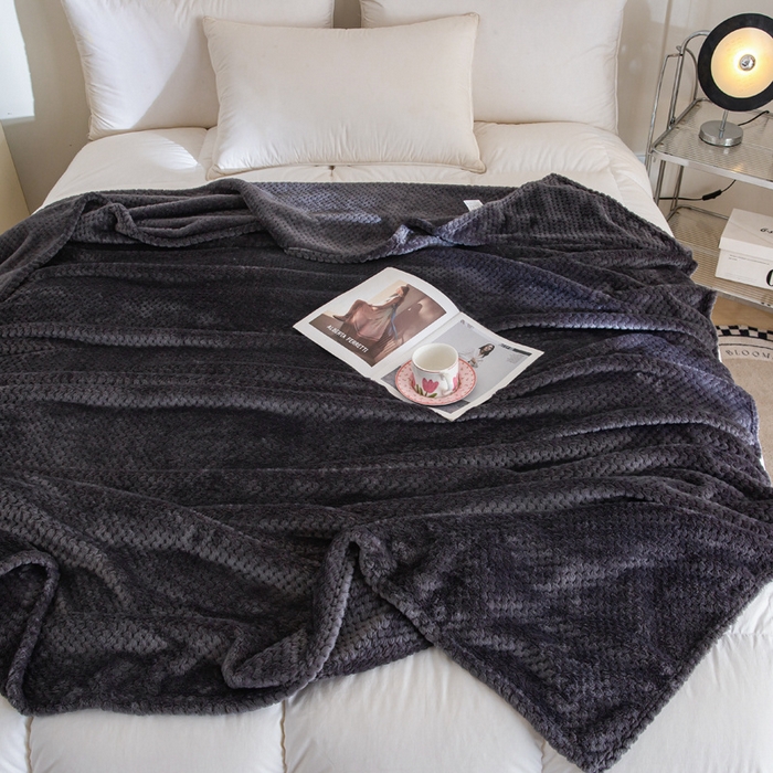 91家纺网 家纺一手货源 找家纺 卡琪曼 2024新款保暖菠萝格贝贝绒毛毯毯子 暗夜黑