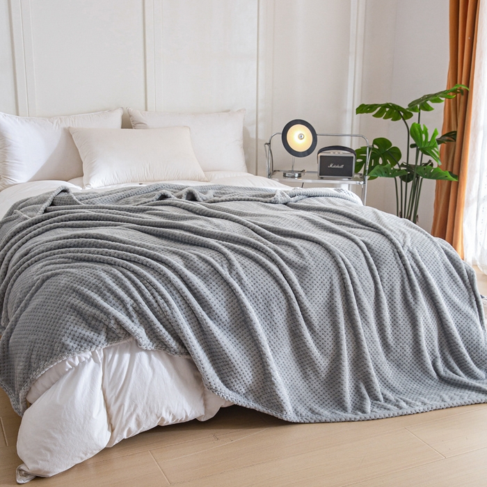 91家纺网 家纺一手货源 找家纺 卡琪曼 2024新款保暖菠萝格贝贝绒毛毯毯子 浅灰