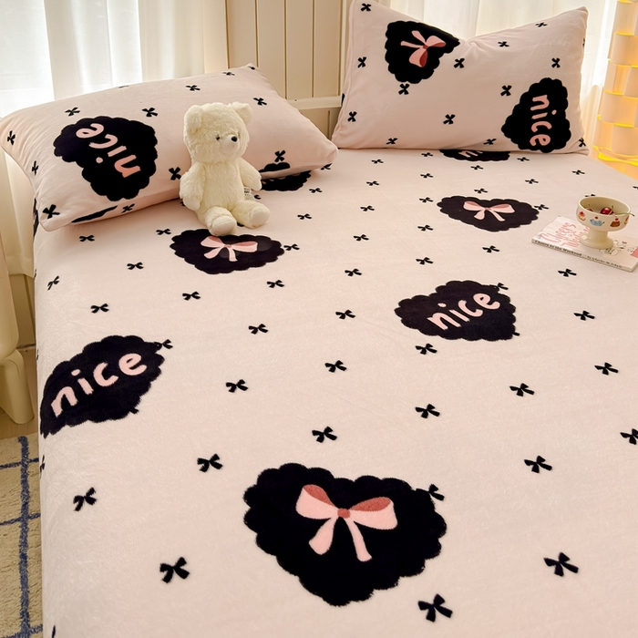 91家纺网 家纺一手货源 找家纺 金丝鸟家纺 2024新款200g牛奶绒单床笠系列 爱心蝴蝶结