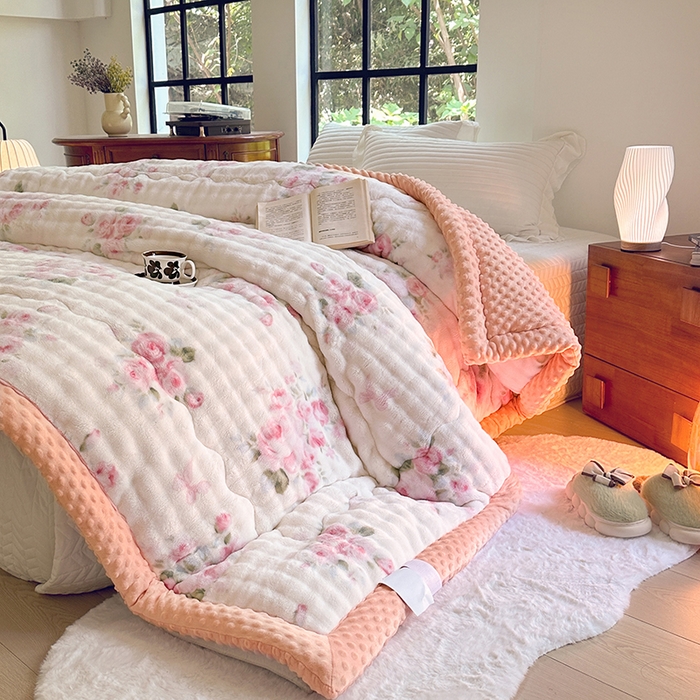 91家纺网 家纺一手货源 找家纺 优迈 2024新款兔兔绒豆豆被冬被子被芯 花若盛开