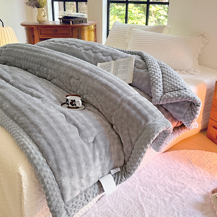 91家纺网 家纺一手货源 找家纺 优迈 2024新款兔兔绒豆豆被冬被子被芯 洋灰