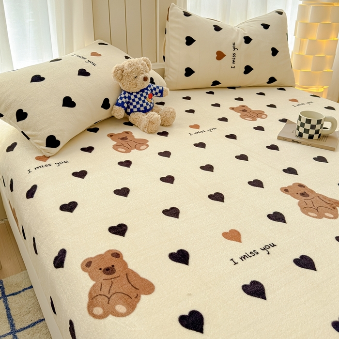 91家纺网 家纺一手货源 找家纺 金丝鸟家纺 2024新款200g牛奶绒单床笠系列 黑色爱心熊