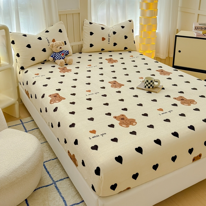 91家纺网 家纺一手货源 找家纺 金丝鸟家纺 2024新款200g牛奶绒单床笠系列 黑色爱心熊