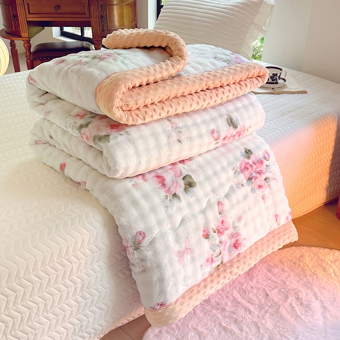 91家纺网 家纺一手货源 找家纺 优迈 2024新款兔兔绒豆豆被冬被子被芯 花若盛开