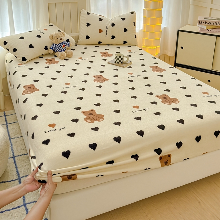 91家纺网 家纺一手货源 找家纺 金丝鸟家纺 2024新款200g牛奶绒单床笠系列 黑色爱心熊