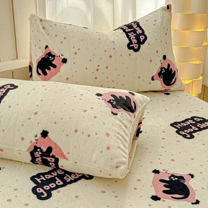 91家纺网 家纺一手货源 找家纺 金丝鸟家纺 2024新款200g牛奶绒单床单系列 粉色淘气猫