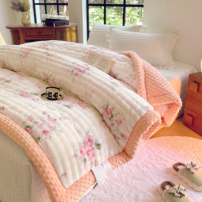 91家纺网 家纺一手货源 找家纺 优迈 2024新款兔兔绒豆豆被冬被子被芯 花若盛开