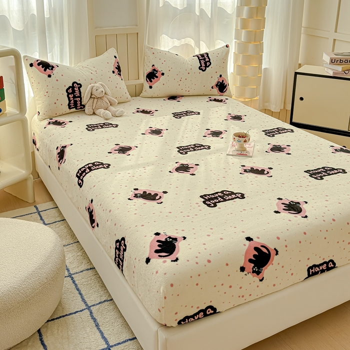 91家纺网 家纺一手货源 找家纺 金丝鸟家纺 2024新款200g牛奶绒单床笠系列 粉色淘气猫