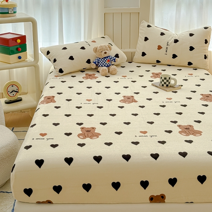 91家纺网 家纺一手货源 找家纺 金丝鸟家纺 2024新款200g牛奶绒单床笠系列 黑色爱心熊