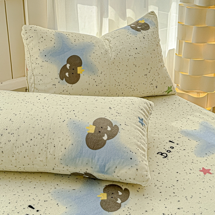 91家纺网 家纺一手货源 找家纺 金丝鸟家纺 2024新款200g牛奶绒单床单系列 蓝色小象