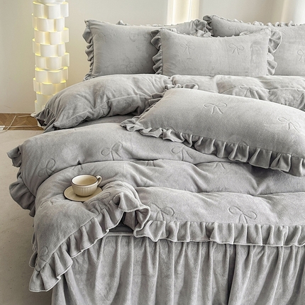 91家纺网 家纺一手货源 找家纺 乐嘉盈 2025新款公主风牛奶绒床罩四件套 雅灰