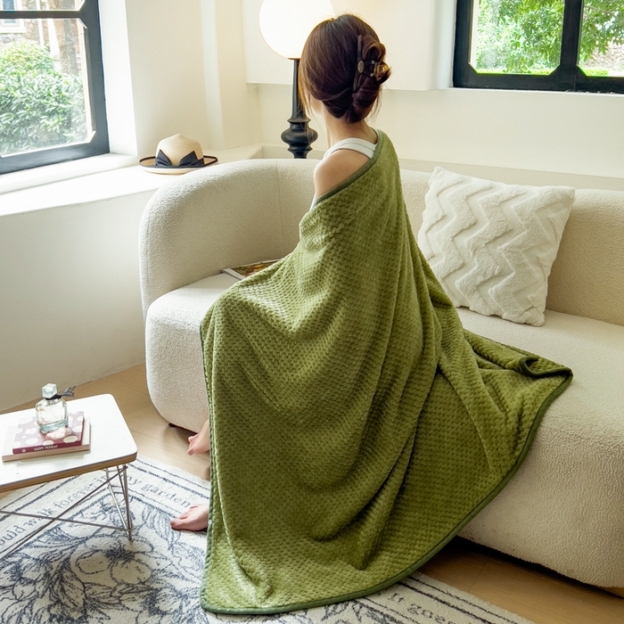 91家纺网 家纺一手货源 找家纺 卡琪曼 2024新款加厚保暖菠萝格披肩毯子毛毯 抹茶绿