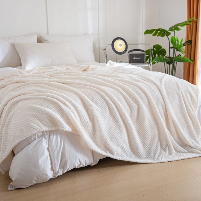 91家纺网 家纺一手货源 找家纺 卡琪曼 2024新款保暖菠萝格贝贝绒毛毯毯子 奶昔白