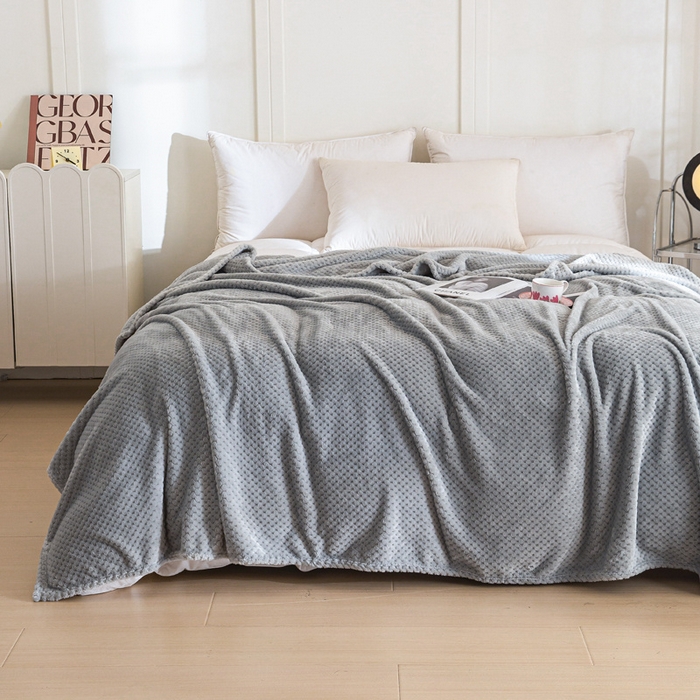 91家纺网 家纺一手货源 找家纺 卡琪曼 2024新款保暖菠萝格贝贝绒毛毯毯子 浅灰