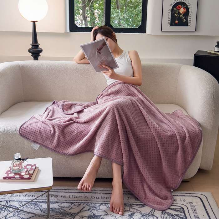 91家纺网 家纺一手货源 找家纺 卡琪曼 2024新款加厚保暖菠萝格披肩毯子毛毯 藕合紫