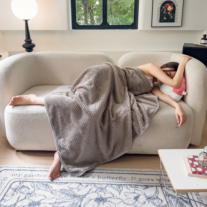 91家纺网 家纺一手货源 找家纺 卡琪曼 2024新款加厚保暖菠萝格披肩毯子毛毯 深咖