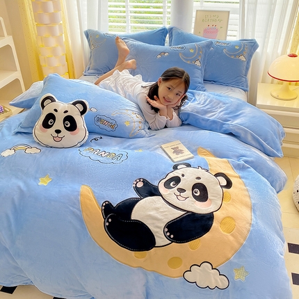 91家纺网 家纺一手货源 找家纺 （总）航途席业 2025新款加厚牛奶绒贴布绣五件套卡通宝宝绒四件套兔毛绒套件-熊猫宝贝