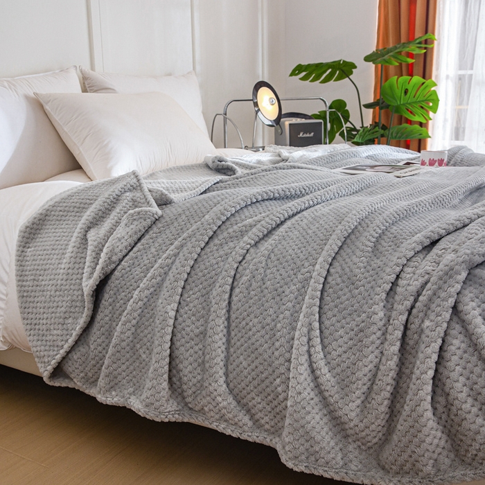 91家纺网 家纺一手货源 找家纺 卡琪曼 2024新款保暖菠萝格贝贝绒毛毯毯子 浅灰