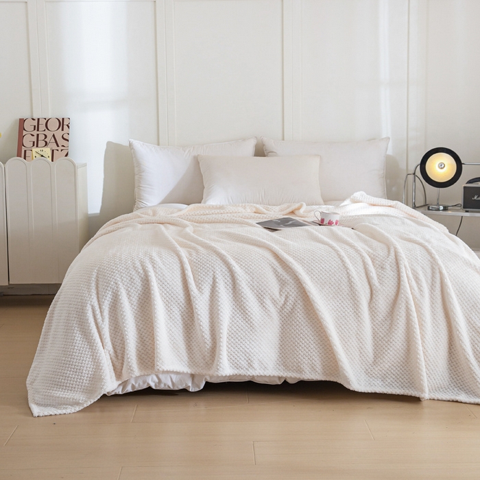 91家纺网 家纺一手货源 找家纺 卡琪曼 2024新款保暖菠萝格贝贝绒毛毯毯子 奶昔白