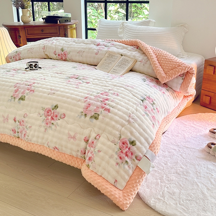 91家纺网 家纺一手货源 找家纺 优迈 2024新款兔兔绒豆豆被冬被子被芯 花若盛开