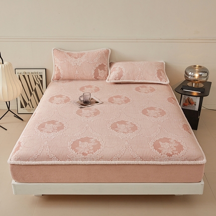 91家纺网 家纺一手货源 找家纺 极简 2024新款立体雕花牛奶绒床笠 西莉娅-粉豆沙