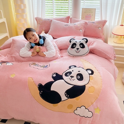 91家纺网 家纺一手货源 找家纺 （总）航途席业 2025新款加厚牛奶绒贴布绣五件套卡通宝宝绒四件套兔毛绒套件-熊猫宝贝