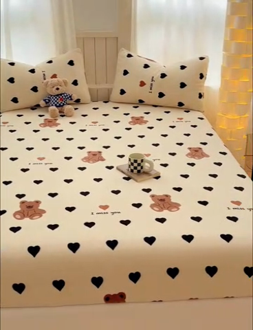 91家纺网 家纺一手货源 找家纺 金丝鸟家纺 2024新款200g牛奶绒单床笠系列 黑色爱心熊