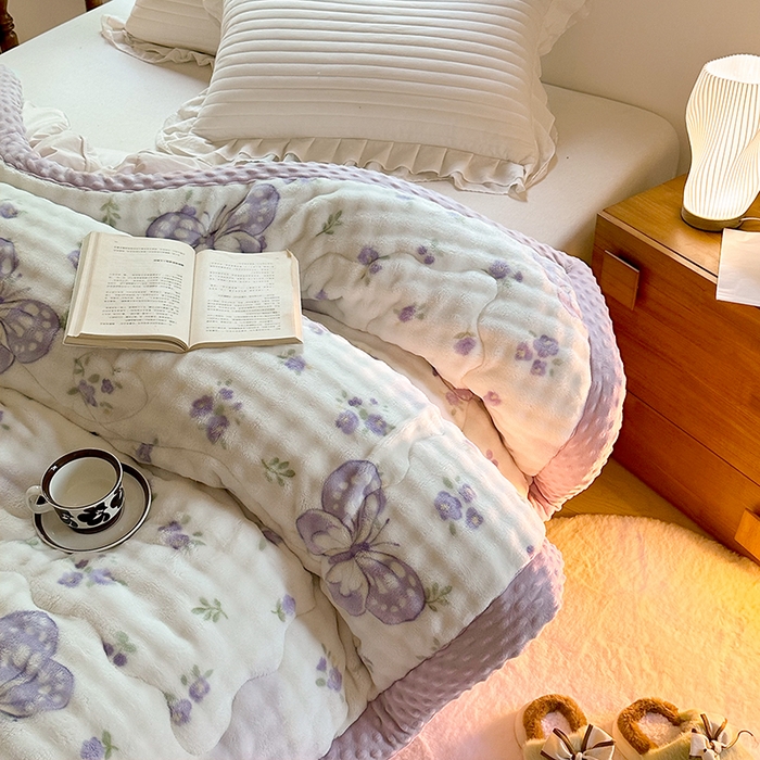 91家纺网 家纺一手货源 找家纺 优迈 2024新款兔兔绒豆豆被冬被子被芯 福蝶将至-紫