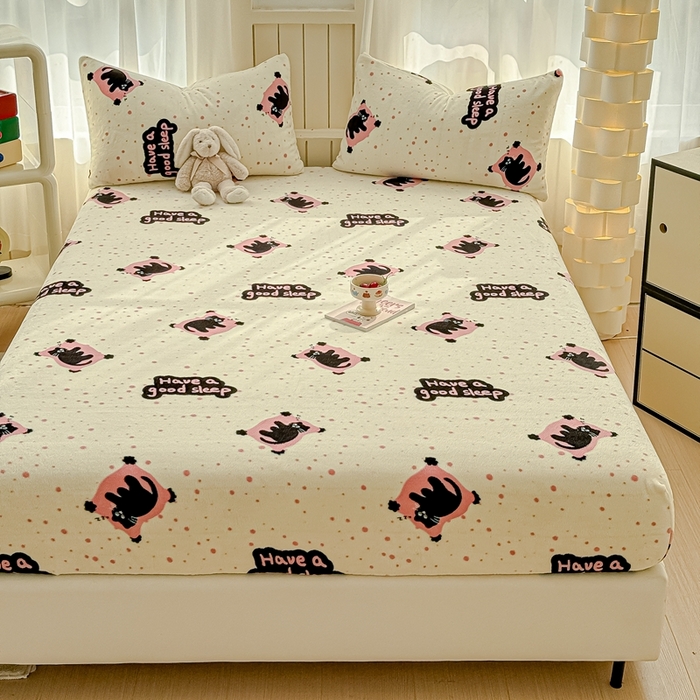 91家纺网 家纺一手货源 找家纺 金丝鸟家纺 2024新款200g牛奶绒单床笠系列 粉色淘气猫