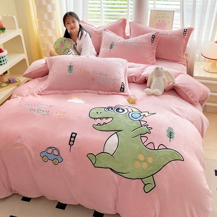 91家纺网 家纺一手货源 找家纺 航途席业 2025新款高克重牛奶绒四件套贴布绣卡通五件套a类宝宝绒兔毛绒套件-开心恐龙樱花粉
