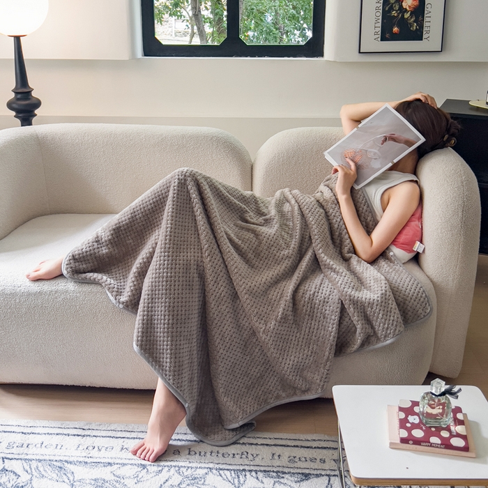 91家纺网 家纺一手货源 找家纺 卡琪曼 2024新款加厚保暖菠萝格披肩毯子毛毯 深咖