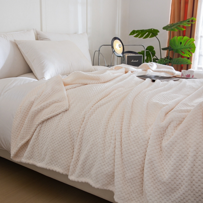 91家纺网 家纺一手货源 找家纺 卡琪曼 2024新款保暖菠萝格贝贝绒毛毯毯子 奶昔白