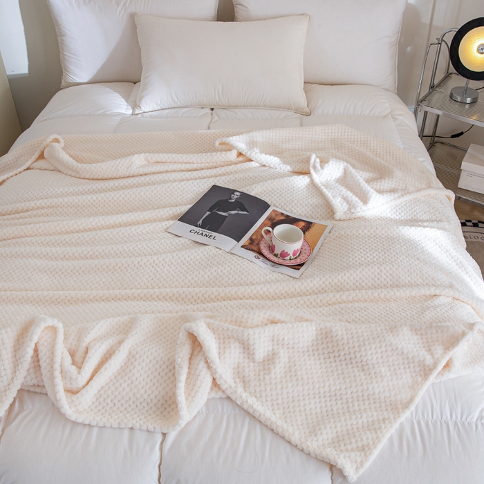 91家纺网 家纺一手货源 找家纺 卡琪曼 2024新款保暖菠萝格贝贝绒毛毯毯子 奶昔白