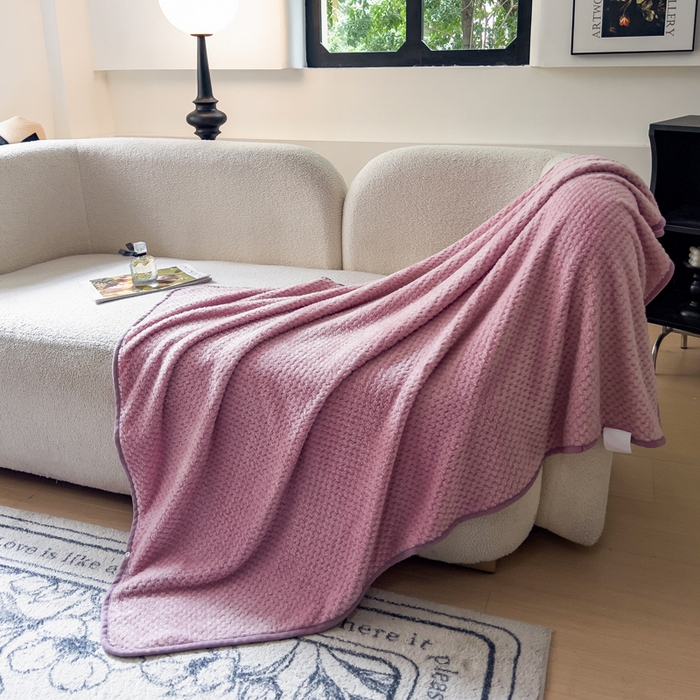 91家纺网 家纺一手货源 找家纺 卡琪曼 2024新款加厚保暖菠萝格披肩毯子毛毯 藕合紫