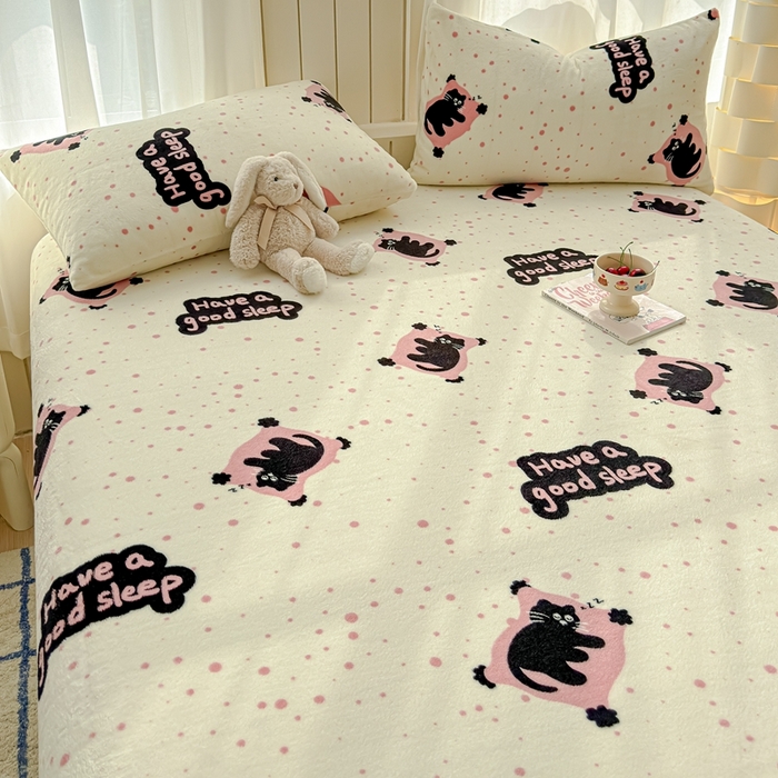 91家纺网 家纺一手货源 找家纺 金丝鸟家纺 2024新款200g牛奶绒单床笠系列 粉色淘气猫