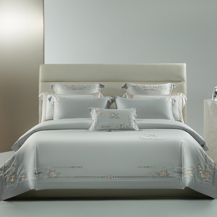 91家纺网 家纺一手货源 找家纺 诗黛尔 2024秋冬新品长绒棉绣花四件套--伊丽莎系列 伊丽莎-绅士灰