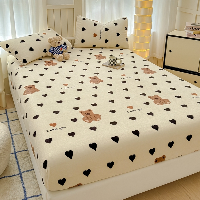 91家纺网 家纺一手货源 找家纺 金丝鸟家纺 2024新款200g牛奶绒单床笠系列 黑色爱心熊