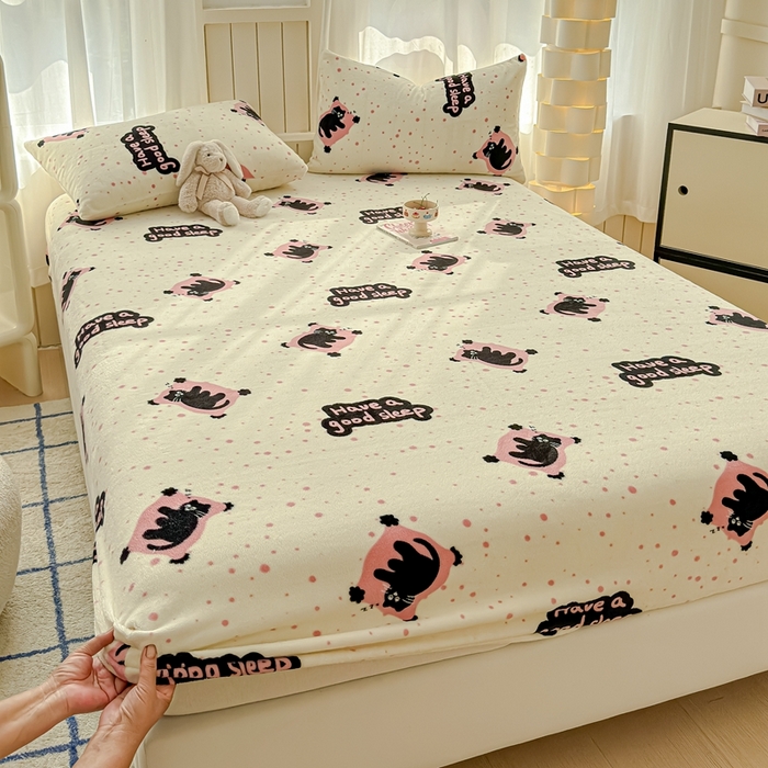 91家纺网 家纺一手货源 找家纺 金丝鸟家纺 2024新款200g牛奶绒单床笠系列 粉色淘气猫