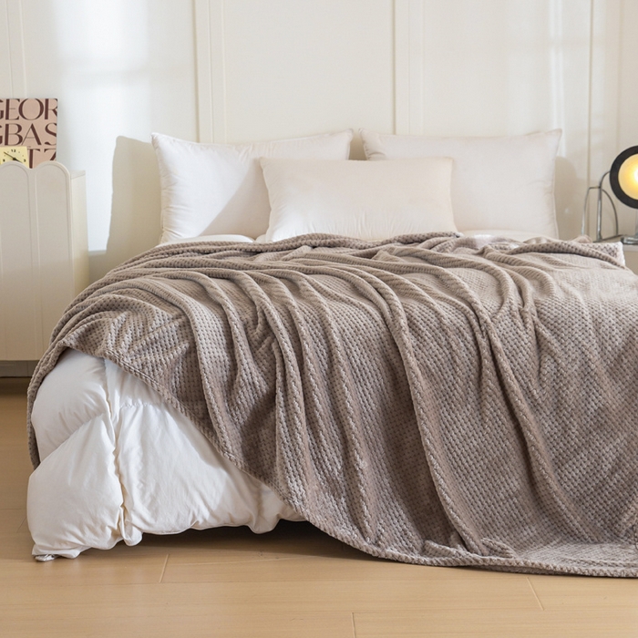 91家纺网 家纺一手货源 找家纺 卡琪曼 2024新款保暖菠萝格贝贝绒毛毯毯子 咖啡色