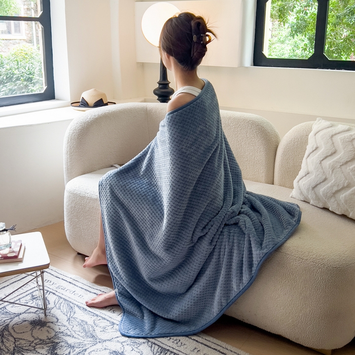 91家纺网 家纺一手货源 找家纺 卡琪曼 2024新款加厚保暖菠萝格披肩毯子毛毯 雾蓝