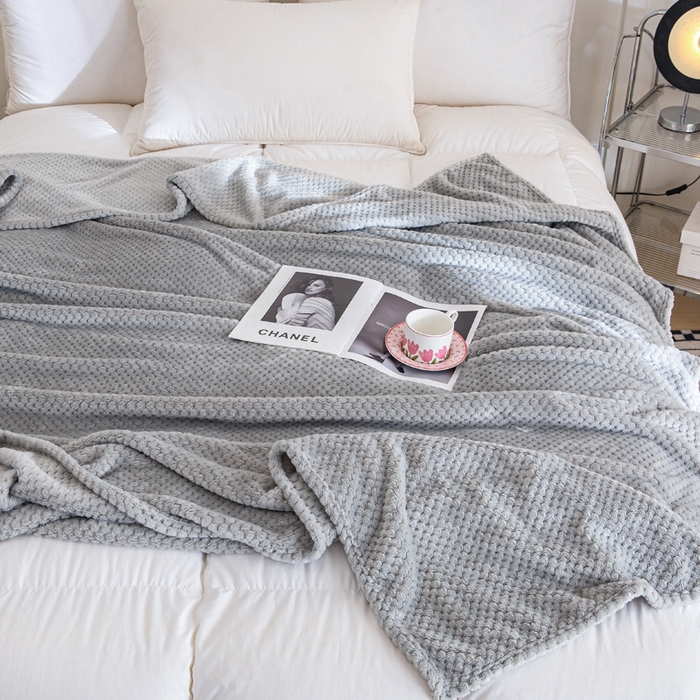 91家纺网 家纺一手货源 找家纺 卡琪曼 2024新款保暖菠萝格贝贝绒毛毯毯子 浅灰