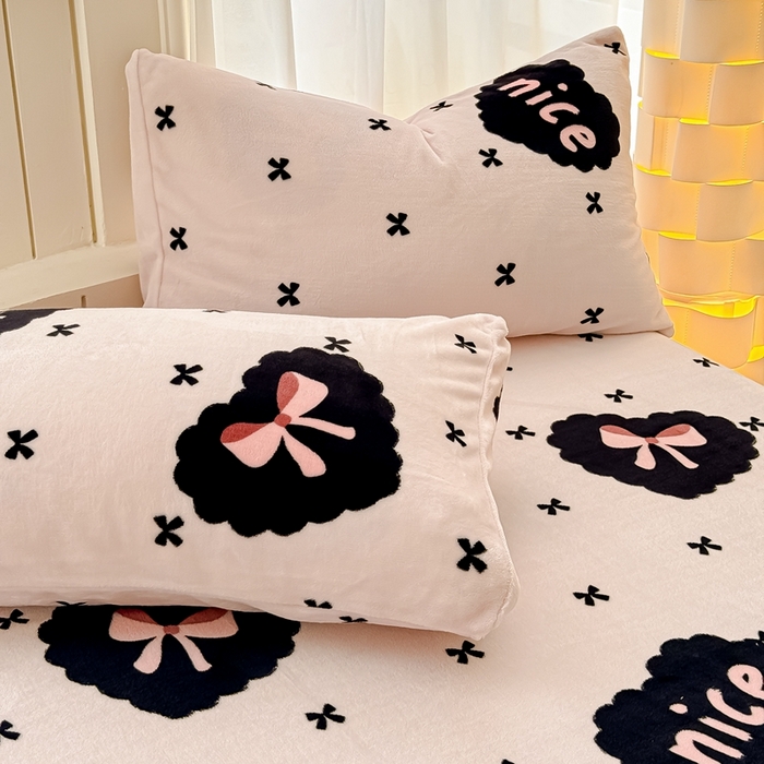 91家纺网 家纺一手货源 找家纺 金丝鸟家纺 2024新款200g牛奶绒单床单系列 爱心蝴蝶结