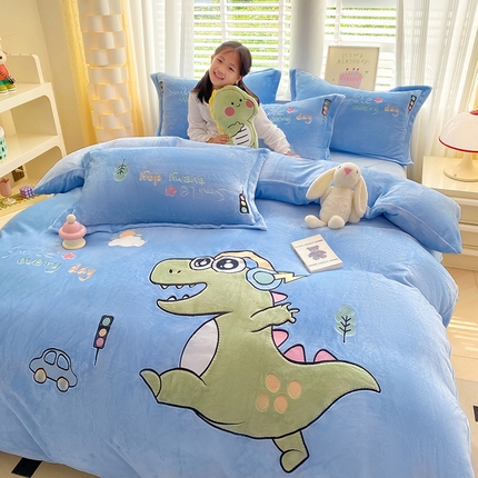 91家纺网 家纺一手货源 找家纺 航途席业 2025新款高克重牛奶绒四件套贴布绣卡通五件套a类宝宝绒兔毛绒套件-开心恐龙天空蓝
