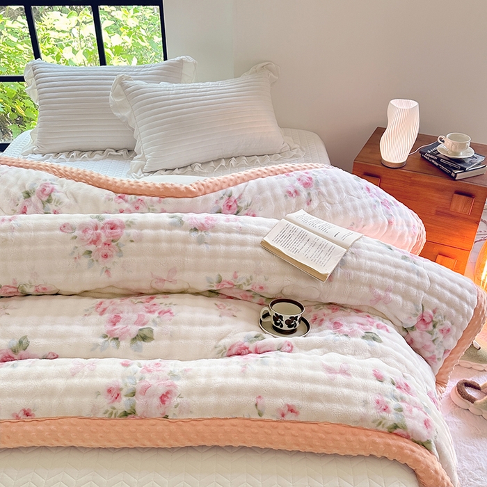 91家纺网 家纺一手货源 找家纺 优迈 2024新款兔兔绒豆豆被冬被子被芯 花若盛开