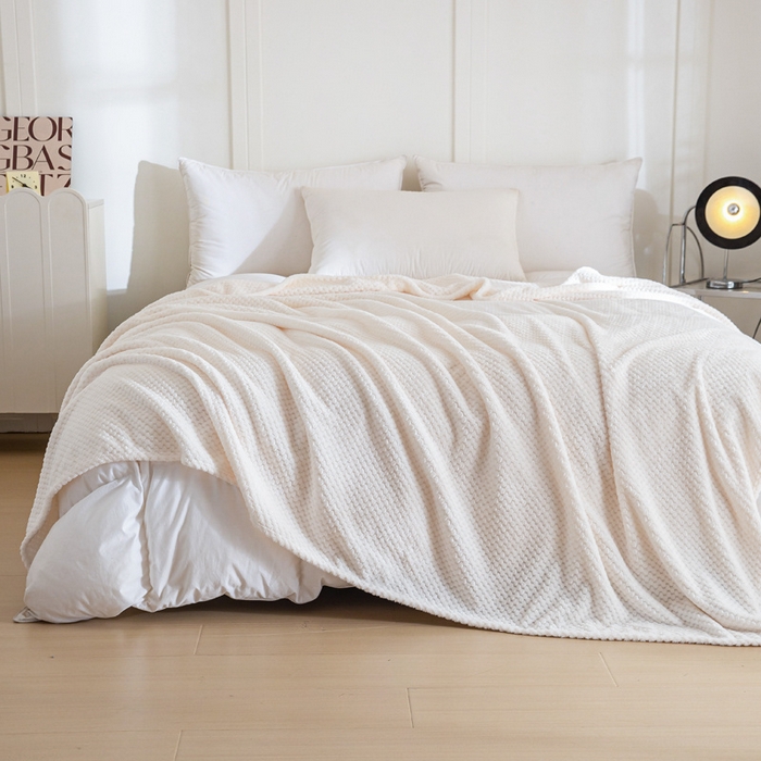 91家纺网 家纺一手货源 找家纺 卡琪曼 2024新款保暖菠萝格贝贝绒毛毯毯子 奶昔白