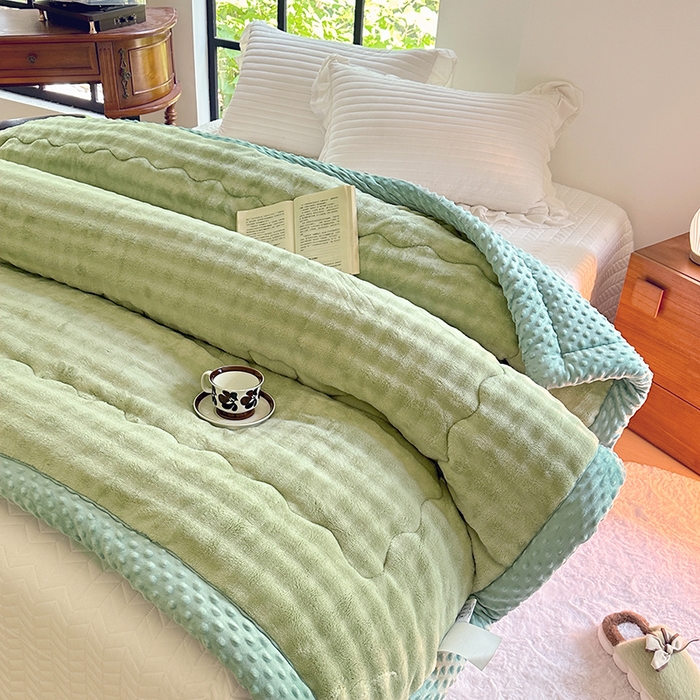 91家纺网 家纺一手货源 找家纺 优迈 2024新款兔兔绒豆豆被冬被子被芯 暖绿