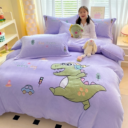 91家纺网 家纺一手货源 找家纺 航途席业 2025新款高克重牛奶绒四件套贴布绣卡通五件套a类宝宝绒兔毛绒套件-开心恐龙葡萄紫