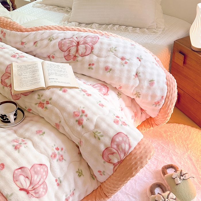 91家纺网 家纺一手货源 找家纺 优迈 2024新款兔兔绒豆豆被冬被子被芯 福蝶将至-粉