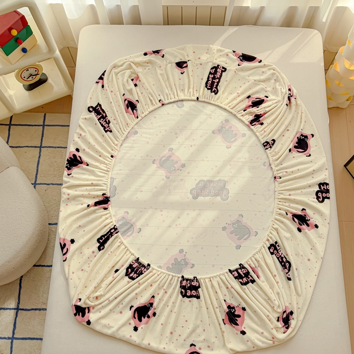 91家纺网 家纺一手货源 找家纺 金丝鸟家纺 2024新款200g牛奶绒单床笠系列 粉色淘气猫